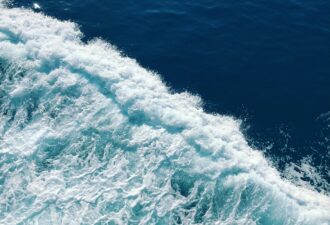 Синє море з хвилями, що розбиваються об поверхню, створює вражаючу природну картину, відображаючи красу океану.