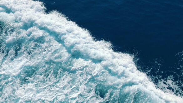 Синє море з хвилями, що розбиваються об поверхню, створює вражаючу природну картину, відображаючи красу океану.