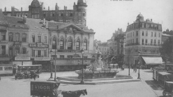 Стара чорно-біла вінтажна фотографія площі Порт-де-Намюр у Брюсселі з фонтаном, кінними возами, трамваями та історичними будівлями на задньому плані.