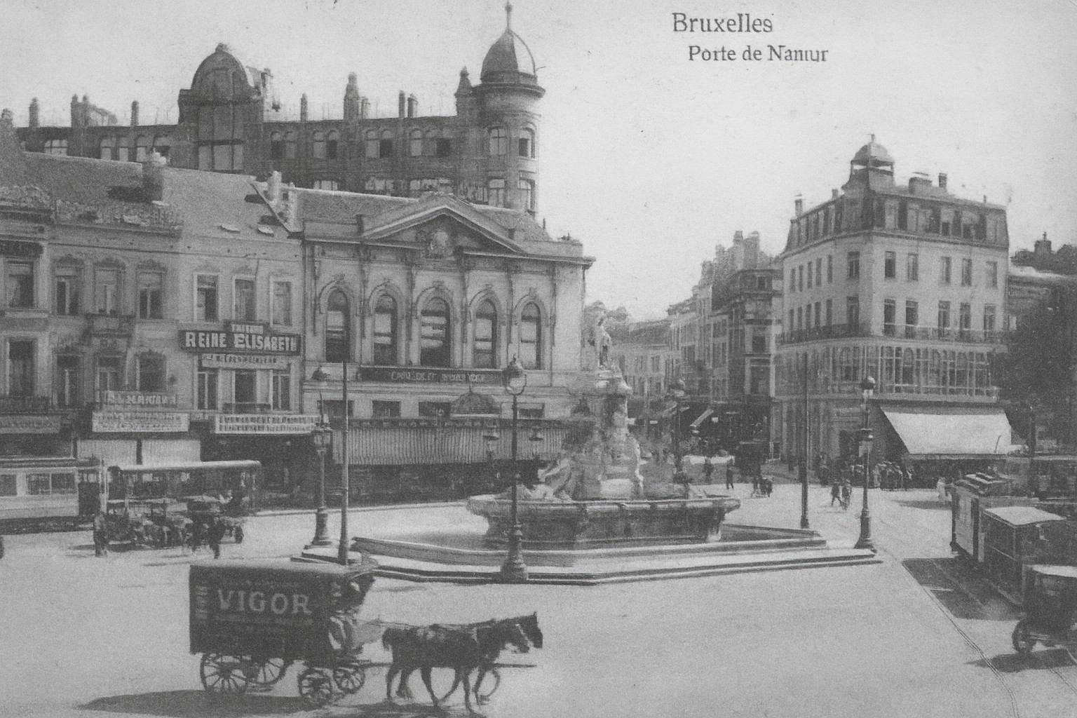 Стара чорно-біла вінтажна фотографія площі Порт-де-Намюр у Брюсселі з фонтаном, кінними возами, трамваями та історичними будівлями на задньому плані.