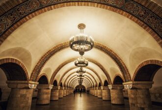 Станція метро Золоті ворота в Києві з арочними склепіннями та люстрами