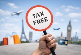 Рука тримає чек Tax Free на тлі сучасного аеропорту, м’яке денне світло, мінімалістична композиція, відчуття подорожі та повернення коштів.