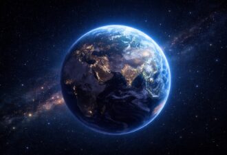 Планета Земля, що висить у центрі космосу, вид на нічну сторону з підсвіченими містами, навколо зоряне небо та галактичний пил, глибокий космічний фон, горизонтальний кадр.