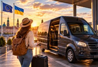 Пасажирка з валізою та рюкзаком прямує до комфортабельного мікроавтобуса Mercedes-Benz із відчиненими дверима на тлі європейського міста. Поруч майорять прапори України та Європейського Союзу, а тепле світло заходу сонця створює атмосферу майбутньої міжнародної подорожі.